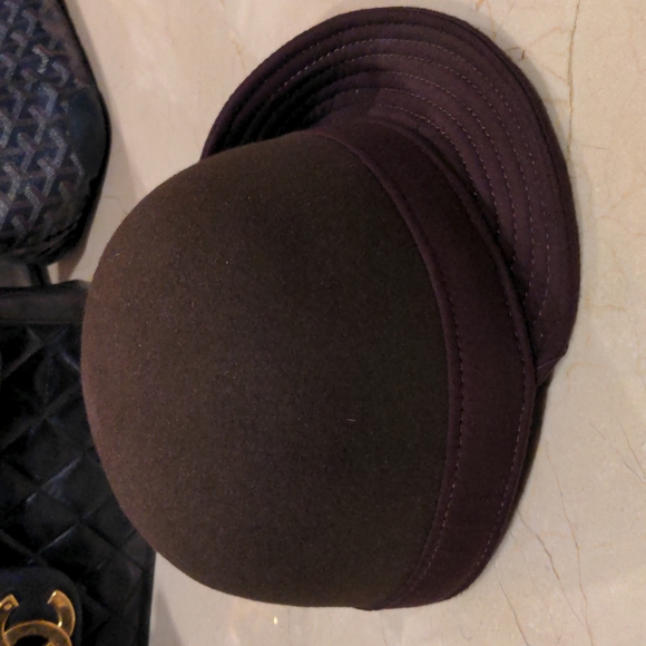 Febulous GUCCI round hat in brown with gold button - Picture 3 of 10